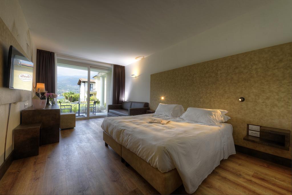 Bella Hotel & Restaurant With Private Dock For Mooring Boats San Felice del Benaco Room photo