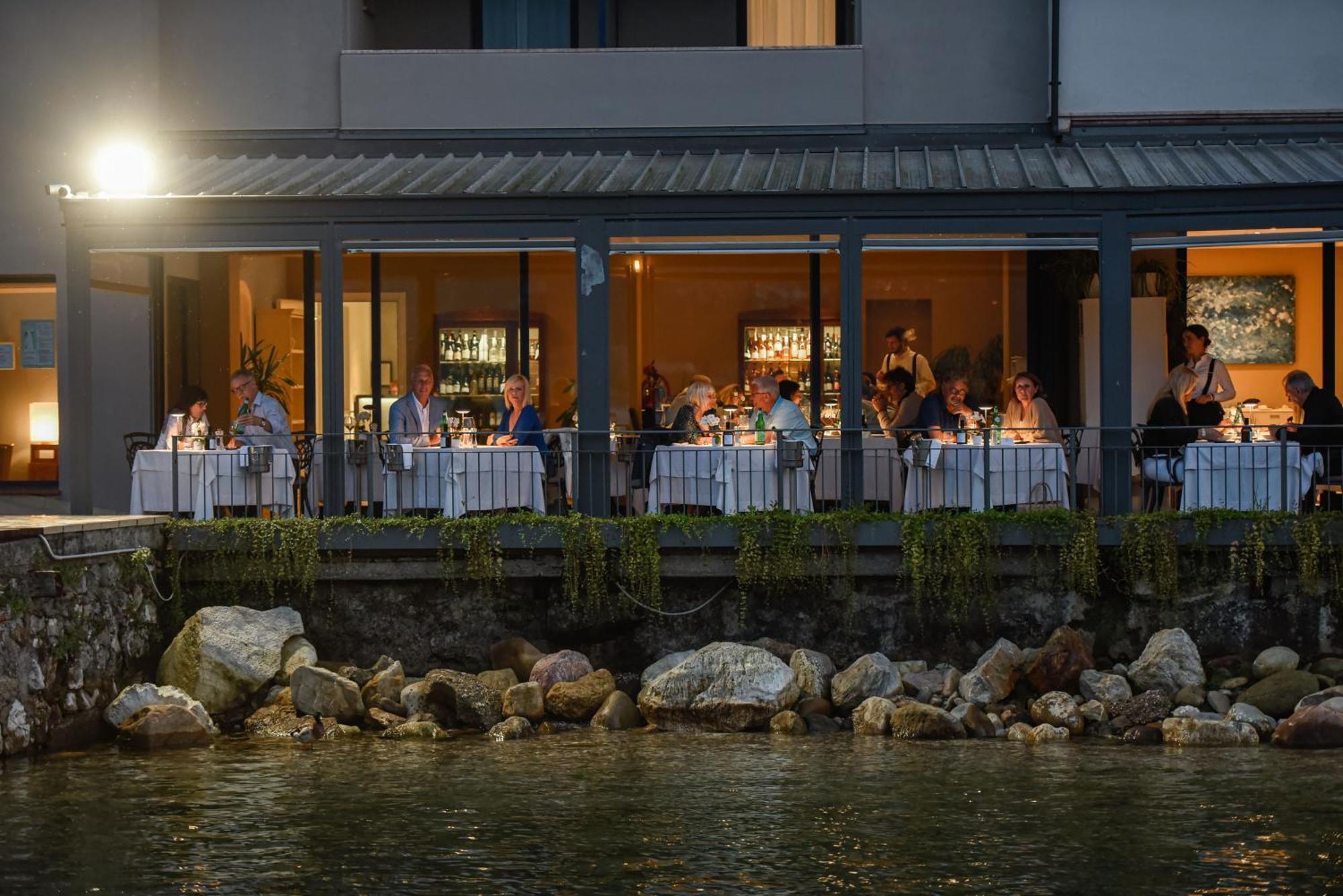 Bella Hotel & Restaurant With Private Dock For Mooring Boats San Felice del Benaco Exterior photo