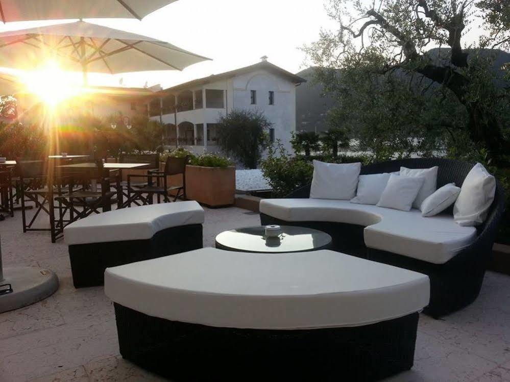 Bella Hotel & Restaurant With Private Dock For Mooring Boats San Felice del Benaco Exterior photo
