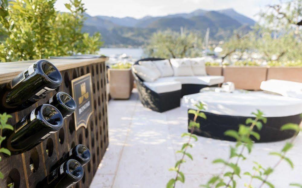 Bella Hotel & Restaurant With Private Dock For Mooring Boats San Felice del Benaco Exterior photo